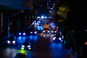 ein Nacht Miniatur der Verkehr Marmelade beim das Stadt Straße im Tokyo foto