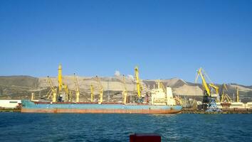 Hafen Landschaft. Aussicht von das industriell Hafen. das Meer, Hafen Kräne und Schiffe foto