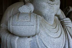 ein japanisch Wächter Statue beim das traditionell Straße im Tokyo Nahansicht foto
