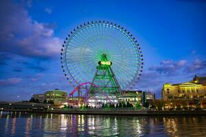 ein Dämmerung Ferris Rad im Yokohama breit Schuss foto