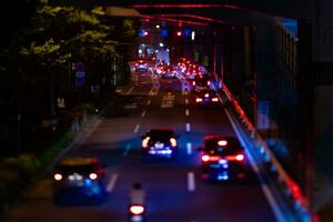 ein Nacht Miniatur der Verkehr Marmelade beim das Stadt Straße im Tokyo foto