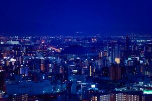 ein Dämmerung Stadtbild durch hoch Winkel Aussicht in der Nähe von kyocera Kuppel im Osaka Tele Schuss foto