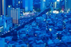 ein Dämmerung Miniatur Stadtbild durch hoch Winkel Aussicht in der Nähe von das Eisenbahn im Osaka foto