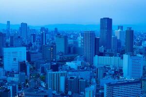 ein Dämmerung Panorama- Stadtbild in der Nähe von Yodo Fluss im Osaka foto