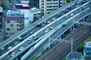 ein der Verkehr Marmelade auf das Autobahn im Osaka durch hoch Winkel Aussicht Tele Schuss foto