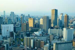 ein Dämmerung Panorama- Stadtbild in der Nähe von Yodo Fluss im Osaka foto