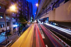 ein Nacht Zeitraffer von das der Verkehr Marmelade beim das Stadt Straße unter das Autobahn breit Schuss foto