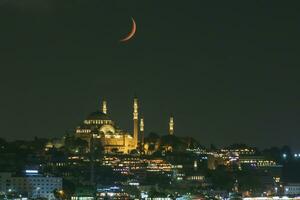 islamisch Foto. Halbmond Mond und suleymaniye Moschee beim Nacht foto