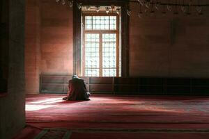 Ramadan oder islamisch Konzept Foto. ein Muslim Mann im das Moschee. foto