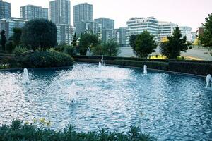 ein Teich im ein Park und ein modern Stadt oder Wohn Bereich auf das Hintergrund foto