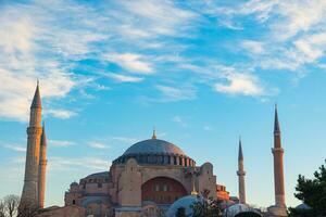 Hagia Sophia oder Ayasofya Moschee beim Sonnenaufgang mit teilweise wolkig Himmel. foto