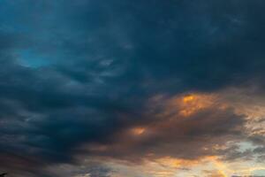 teilweise wolkig Himmel beim Sonnenaufgang oder Sonnenuntergang. Wolkenlandschaft im das Morgen foto