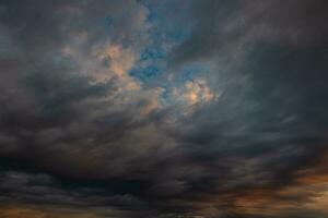 Wolkenlandschaft Hintergrund. dramatisch Wolken beim Sonnenaufgang oder Sonnenuntergang foto