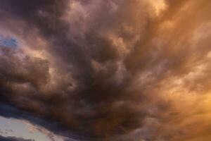 Wolkenlandschaft Sicht. dramatisch Wolken beim Sonnenuntergang. foto