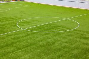 Fußball oder Fußball Feld. Center Kreis und auf halber Strecke Linie von ein Fußball Feld foto