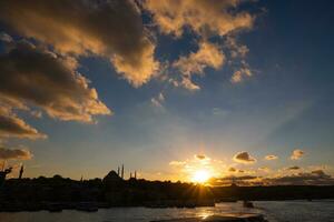 Silhouette von Istanbul beim Sonnenuntergang. Reise zu Istanbul Hintergrund Foto