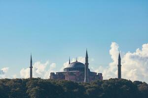 Hagia Sophia mit schön Weiß Wolken und Blau Himmel. foto