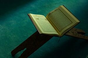 islamisch oder Ramadan Konzept Foto. das heilig Koran Draufsicht foto