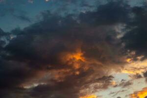 dramatisch Wolkenlandschaft beim Sonnenaufgang. filmisch Wolken im das Morgen foto