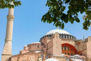 Hagia Sophia oder Ayasofya Moschee Außen Aussicht mit ein Baum im das Sommer- foto