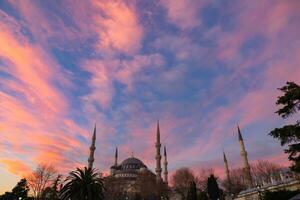 Blau Moschee auch bekannt Sultanahmet Moschee beim Sonnenaufgang mit Rosa und Orange Wolken foto