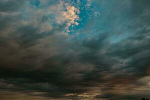 dramatisch oder filmisch Wolken. Wolkenlandschaft beim Sonnenuntergang oder Sonnenaufgang foto