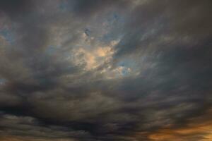 dramatisch Himmel mit Wolken beim Sonnenuntergang oder Sonnenaufgang. Sturm oder Wetter Prognose Konzept foto