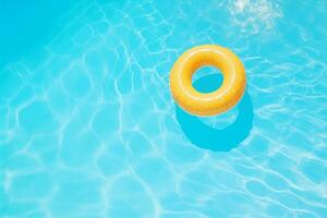 ai generiert oben Aussicht Gelb Schwimmen Schwimmbad Ring schweben im Blau Wasser, Sommerzeit Entspannung foto