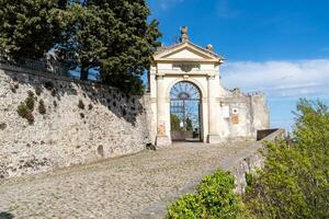 Monselice, Italien-April 16, 2023-Ansicht von das Heiligtum Straße im Monsel während ein sonnig Tag foto