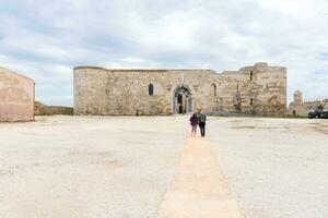 Syrakus, Italien-Mai 9, 2022-Menschen Besuch das berühmt Manie Schloss auf das Insel von ortigia im Syrakus während ein sonnig Tag foto