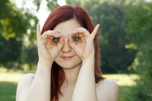 Hände imitieren Fernglas foto