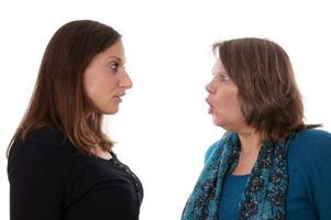 Mutter und Tochter streiten foto
