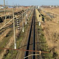 Handlung Eisenbahn. oben Aussicht auf das Schienen. Hochspannung Leistung Linien zum elektrisch Züge foto