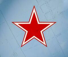 fünfzackig rot Star auf das Flügel Haut von ein Militär- Kämpfer foto