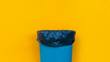 Müll Behälter auf Gelb Hintergrund, ökologisch Konzept reduzieren, Wiederverwendung, recyceln, ökologisch Metapher zum ökologisch Abfall Verwaltung und nachhaltig und wirtschaftlich Lebensstil. foto