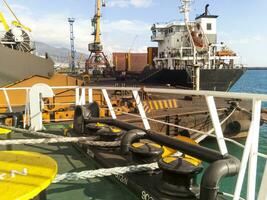 Festmachen Poller auf das Decks von ein industriell Seehafen. foto