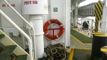 meint von Portion das Ertrinken. Rettungsring. das Schiff Ausrüstung zu Hilfe das zerstört Wrack foto