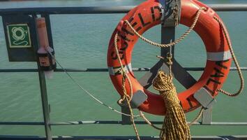 meint von Portion das Ertrinken. Rettungsring. das Schiff Ausrüstung zu Hilfe das zerstört Wrack foto