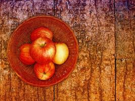 Äpfel auf dem hölzernen Hintergrund