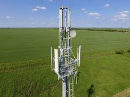 zellular Turm. Ausrüstung zum weiterleiten zellular und Handy, Mobiltelefon Signal foto