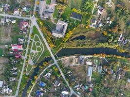 oben Aussicht von das Dorf. einer können sehen das Dächer von das Häuser und Gardens. Straße und Wasser im das Dorf. Dorf Vogelaugen Aussicht foto