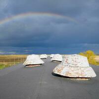 Regenbogen, Aussicht von das Dach von das Gebäude. Belüftung Steckdosen foto