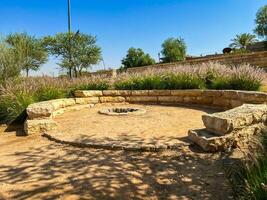 Öffentlichkeit Grill Platz im ein Wadi namar Park Riad . das Stein Block erlaubt Menschen zu Grill Essen draußen. Feuer Platz zum ein Grill Party. foto