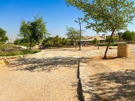 Öffentlichkeit Grill Platz im ein Wadi namar Park Riad . das Stein Block erlaubt Menschen zu Grill Essen draußen. Feuer Platz zum ein Grill Party. foto