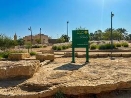 Öffentlichkeit Grill Platz im ein Wadi namar Park Riad . das Stein Block erlaubt Menschen zu Grill Essen draußen. Feuer Platz zum ein Grill Party. foto