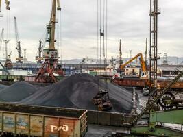Ladung industriell Hafen, Hafen Kräne. Wird geladen von Anthrazit. Transport von Kohle. Haufen von Kohle foto