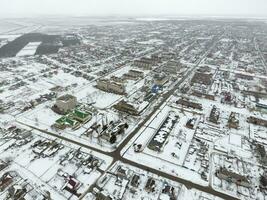 Winter Aussicht von das Vogel Auge Aussicht von das Dorf. das Straßen sind bedeckt mit Schnee foto