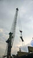 Hafen Kräne gegen das Himmel. Ladung industriell Hafen foto