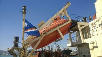 ein Rettungsboot im Fall von ein Unfall im das Hafen oder auf ein Schiff. das Orange Boot foto