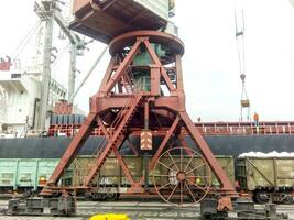 geladen Fracht Autos im das Hafen. Passage von Autos unter das Turm foto